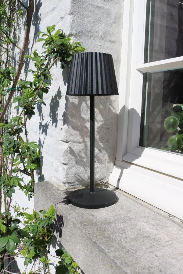 Lucide JUSTINE - Lampe de table Rechargeable Intérieur/Extérieur - Batterie/Piles - LED Dim. - 1x2W 2700K - IP54 - Avec station de charge sans fil - Noir - ambiance 1